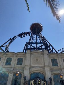 Ansicht des Eingangs zur Voltron‑Achterbahn im Europa‑Park, oben ist ein Abschnitt der Fahrstrecke sichtbar.